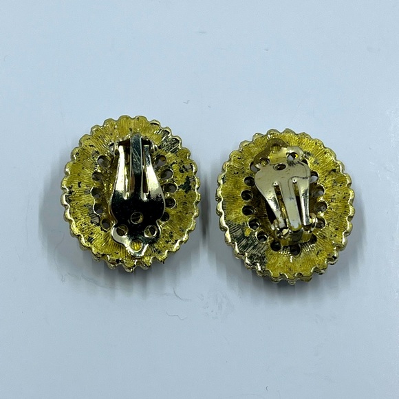 Gorgeous and Unique Vintage Cameo Upside Down Clip On Earrings - Picture 5 of 7